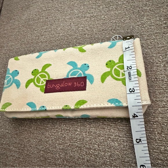 Bungalow 360 Green and Blue Turtle Wristlet - Picture 4 of 9